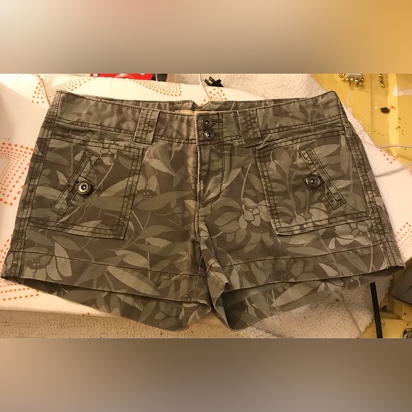 Angel Kiss Floral Camo Shorts Size 9 - Picture 1 of 7